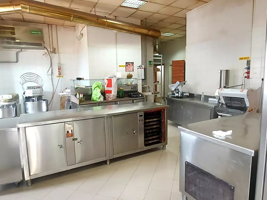 Immagine 8 di Locale commerciale in vendita  in Viale Porta Pia 5 a Brindisi