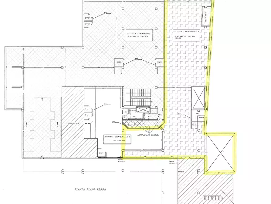 Immagine 9 di Locale commerciale in vendita  in Via Pacinotti 19 a Campi Salentina