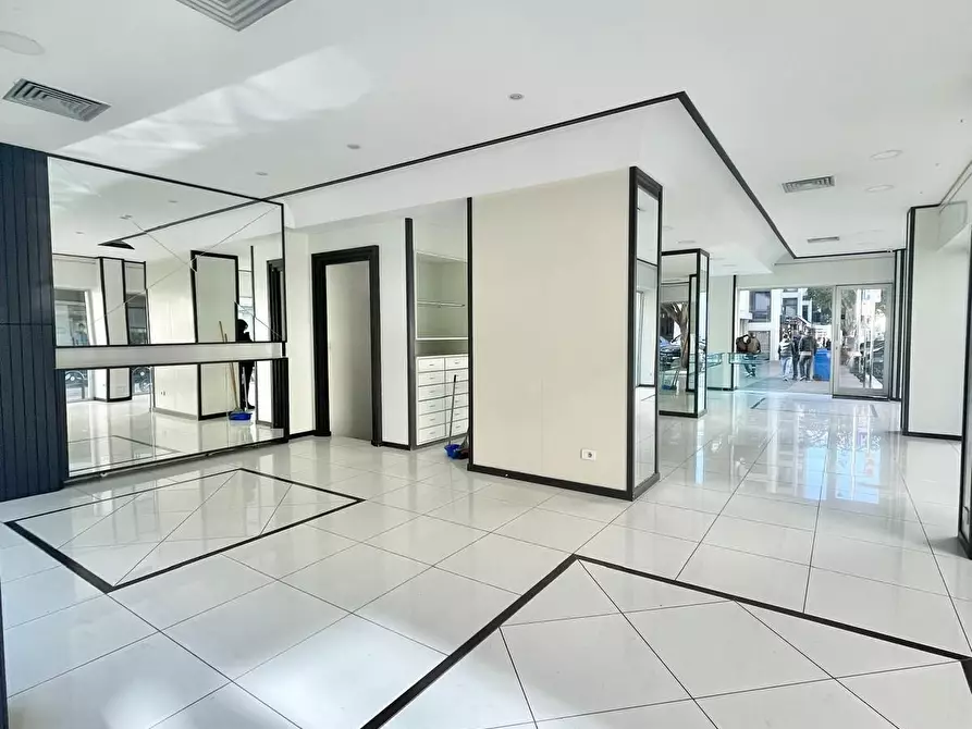 Immagine 18 di Locale commerciale in vendita  in Via Guglielmo Oberdan 57 a Lecce