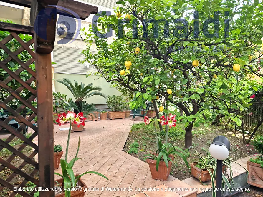 Immagine 1 di Pentalocale in vendita  in Via Pietro Castellino 141 a Napoli