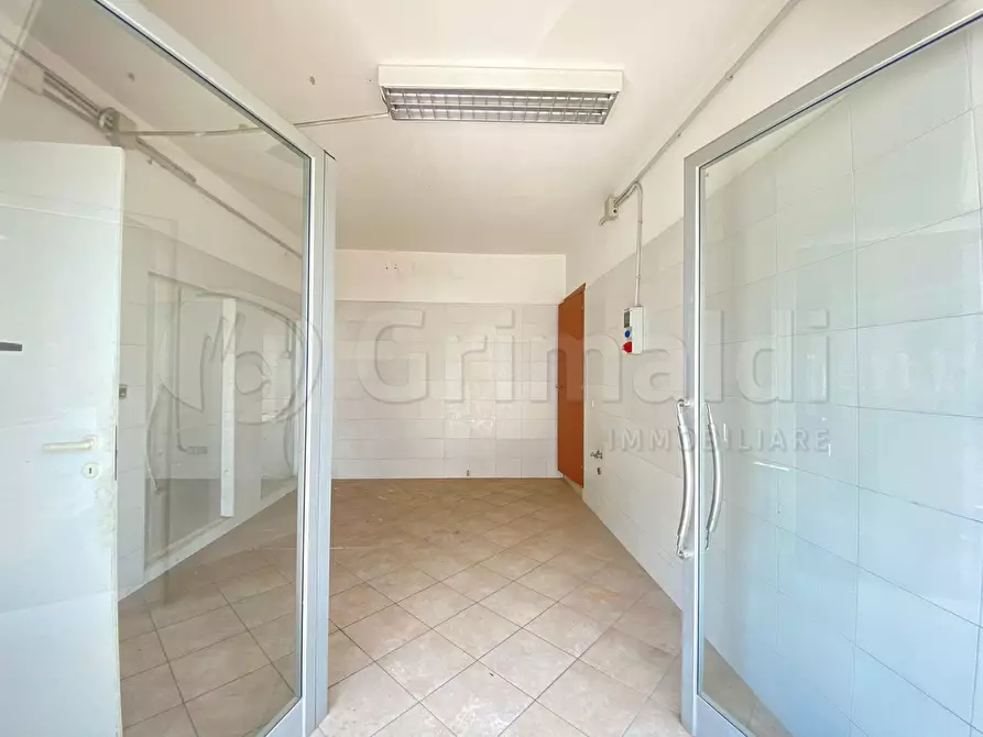 Immagine 3 di Locale commerciale in affitto  a Lusciano