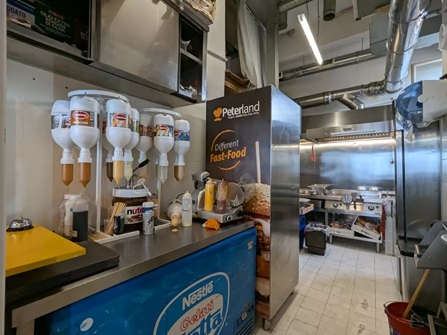 Immagine 7 di Attività commerciale in vendita  in Viale Giacomo Matteotti 117 a Nettuno