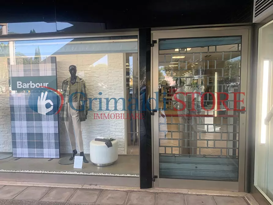 Immagine 8 di Locale commerciale in vendita  in Via Pacinotti 19 a Campi Salentina