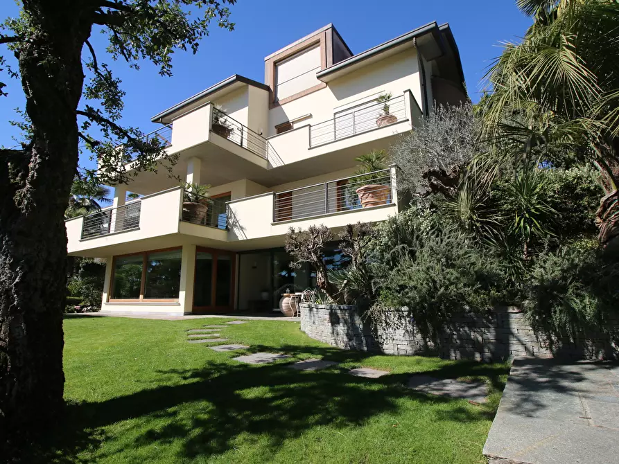 Immagine 1 di Villa in vendita  a Inverigo