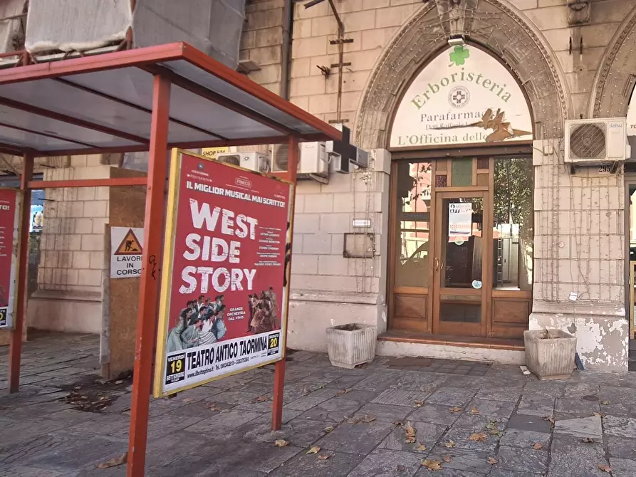 Immagine 1 di Locale commerciale in affitto  in Via Garibaldi 293 a Messina