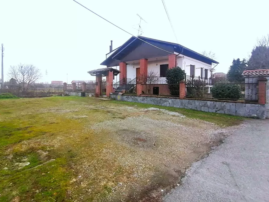 Immagine 1 di Villa in vendita  a Vercelli