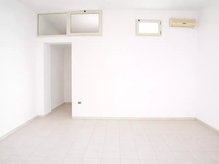 Immagine 3 di Locale commerciale in vendita  in Via Quarto 2/A a Melendugno