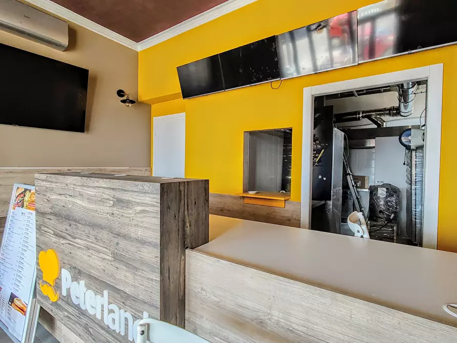 Immagine 10 di Attività commerciale in vendita  in Viale Giacomo Matteotti 117 a Nettuno