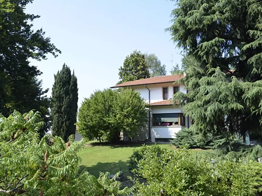 Immagine 3 di Villa in vendita  in via Lodorina 11 a Erba