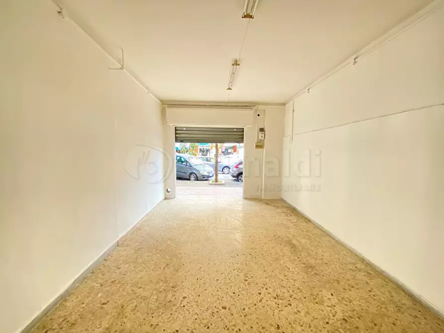 Immagine 1 di Locale commerciale in affitto  a Giugliano In Campania