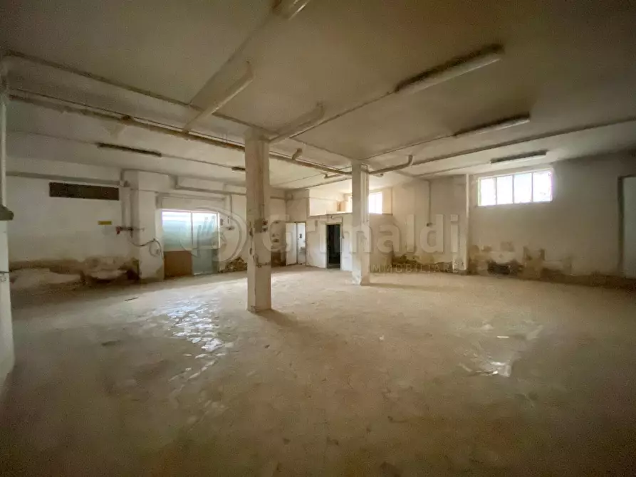 Immagine 3 di Locale commerciale in affitto  a Giugliano In Campania