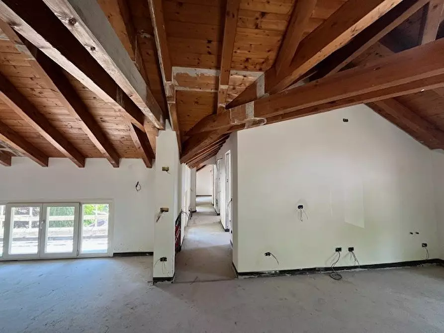 Immagine 12 di Mansarda in vendita  in Via Castello 27 a Canzo