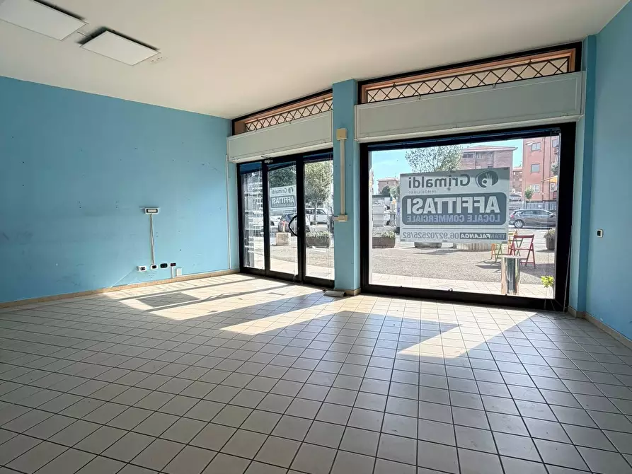 Immagine 16 di Attività commerciale in affitto  in Via Aldo Moro 98 a Aprilia