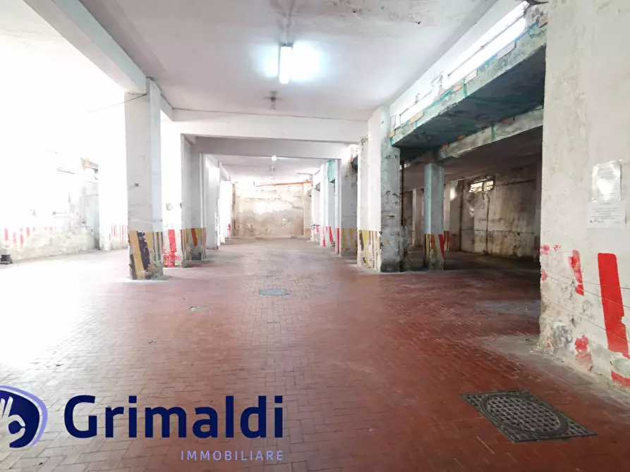 Immagine 1 di Garage in vendita  a Napoli