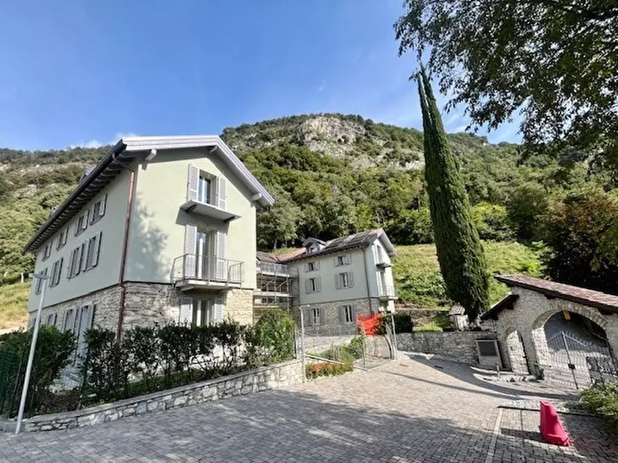 Immagine 1 di Mansarda in vendita  in Via Castello 27 a Canzo