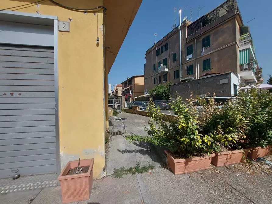 Immagine 14 di Locale commerciale in vendita  in Via Pietro Bembo 2 a Roma
