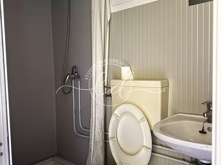 Immagine 8 di Capannone industriale in affitto  a Seravezza