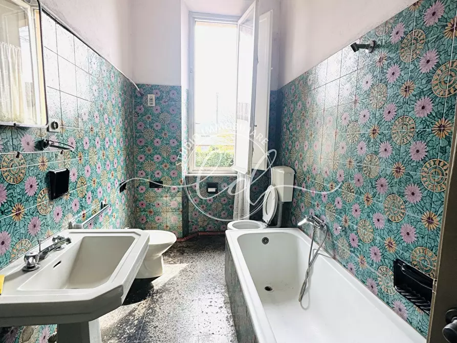 Immagine 39 di Pentalocale in vendita  a Lucca