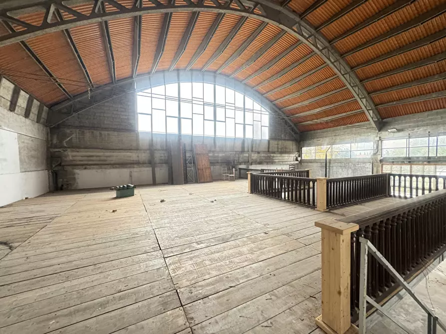 Immagine 1 di Magazzino in affitto  a Pietrasanta