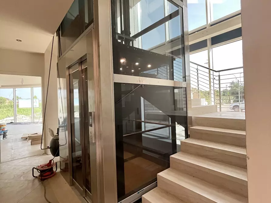 Immagine 2 di Ufficio in affitto  a Pietrasanta