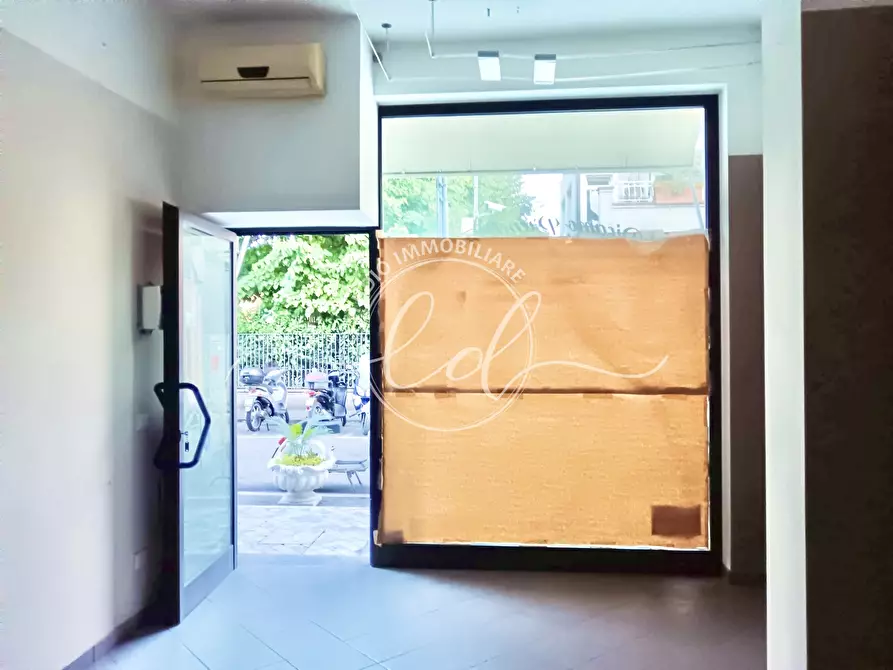 Immagine 1 di Capannone industriale in affitto  a Pietrasanta