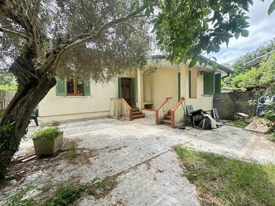 Immagine 4 di Porzione di casa in vendita  a Pietrasanta