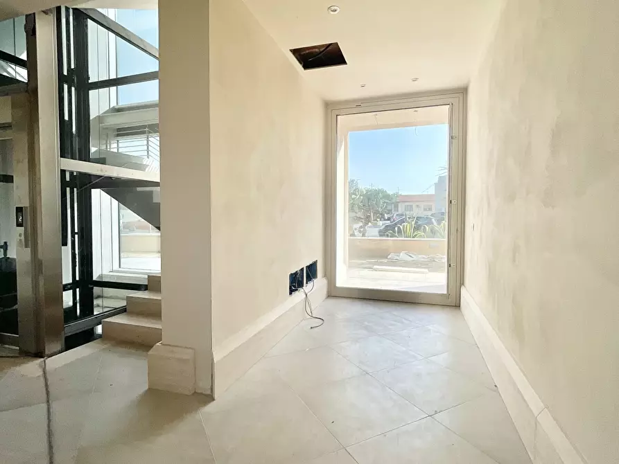 Immagine 4 di Showroom in affitto  a Pietrasanta