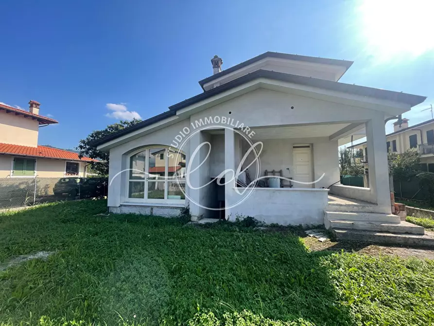 Immagine 1 di Porzione di casa in vendita  a Camaiore