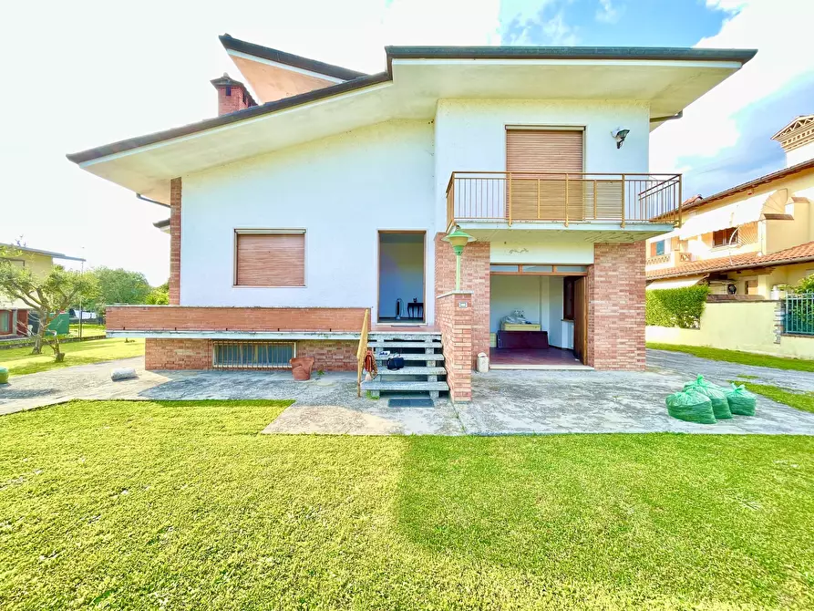 Immagine 1 di Villa in vendita  a Seravezza
