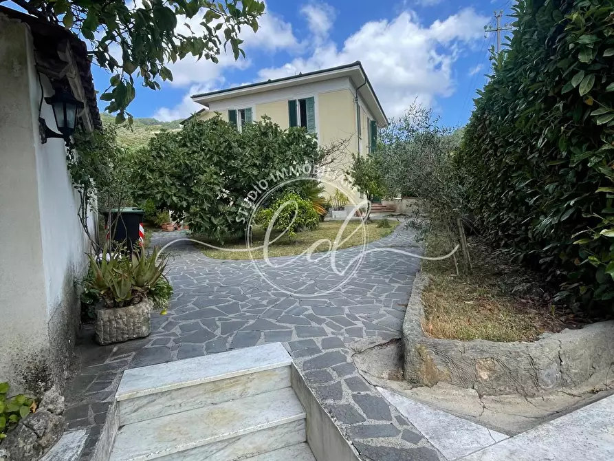 Immagine 1 di Porzione di casa in vendita  a Carrara