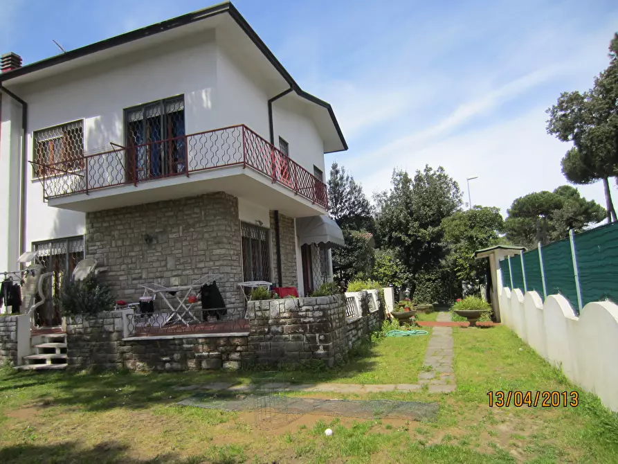 Immagine 1 di Porzione di casa in vendita  a Camaiore