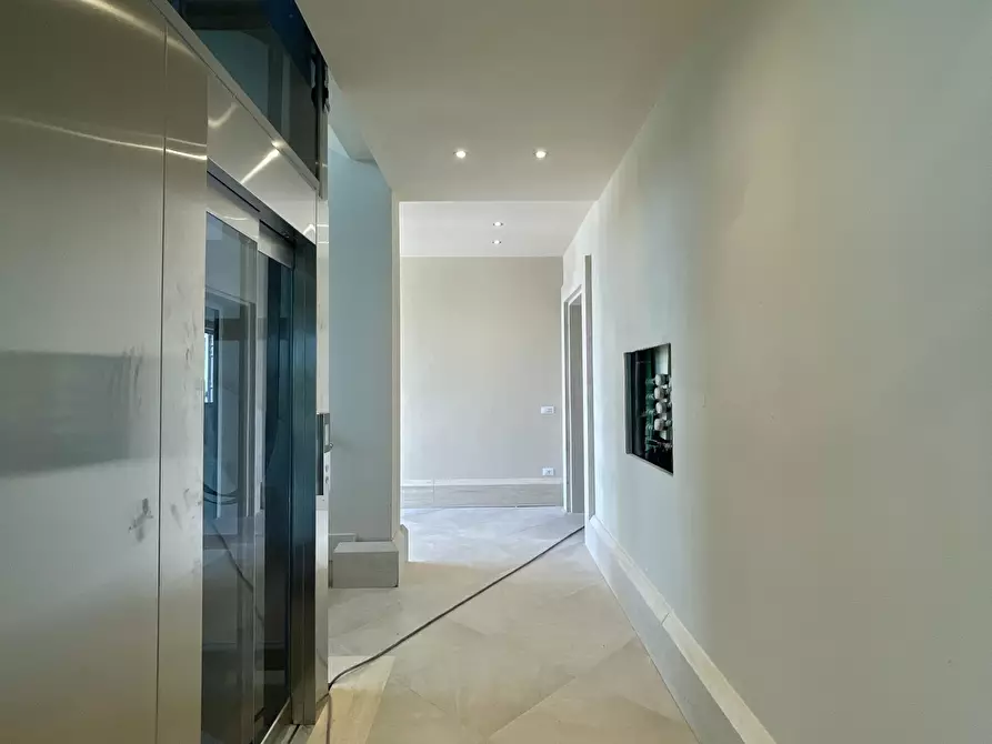 Immagine 6 di Showroom in affitto  a Pietrasanta