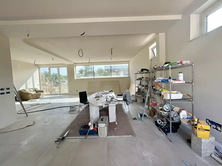 Immagine 2 di Showroom in affitto  a Pietrasanta