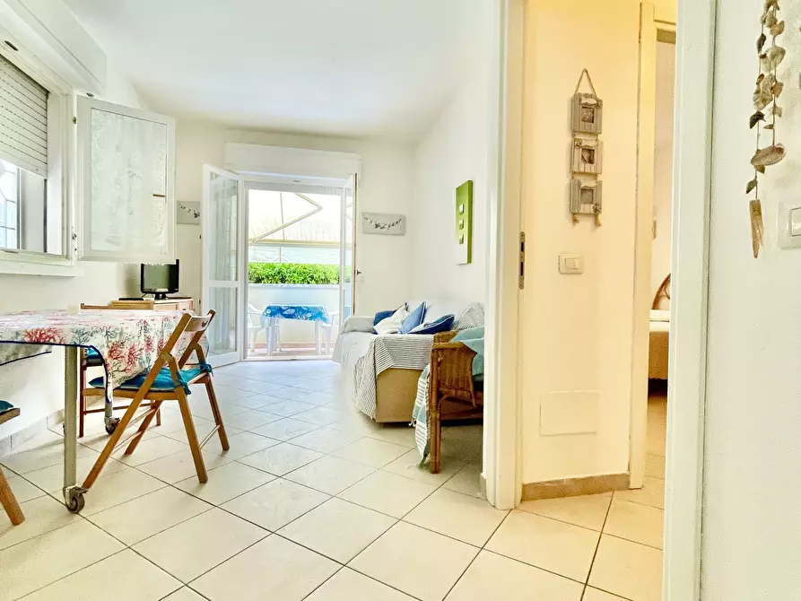 Immagine 12 di Trilocale in affitto  a Pietrasanta