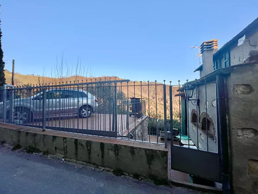 Immagine 87 di Porzione di casa in vendita  a Massarosa