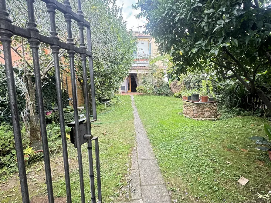 Immagine 3 di Porzione di casa in vendita  a Pietrasanta