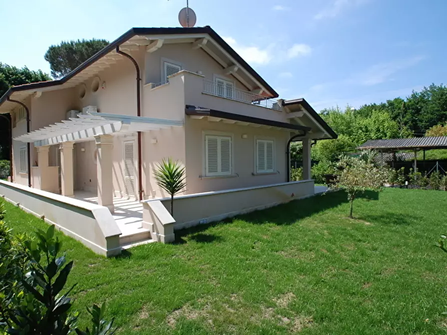 Immagine 57 di Villa in vendita  a Pietrasanta