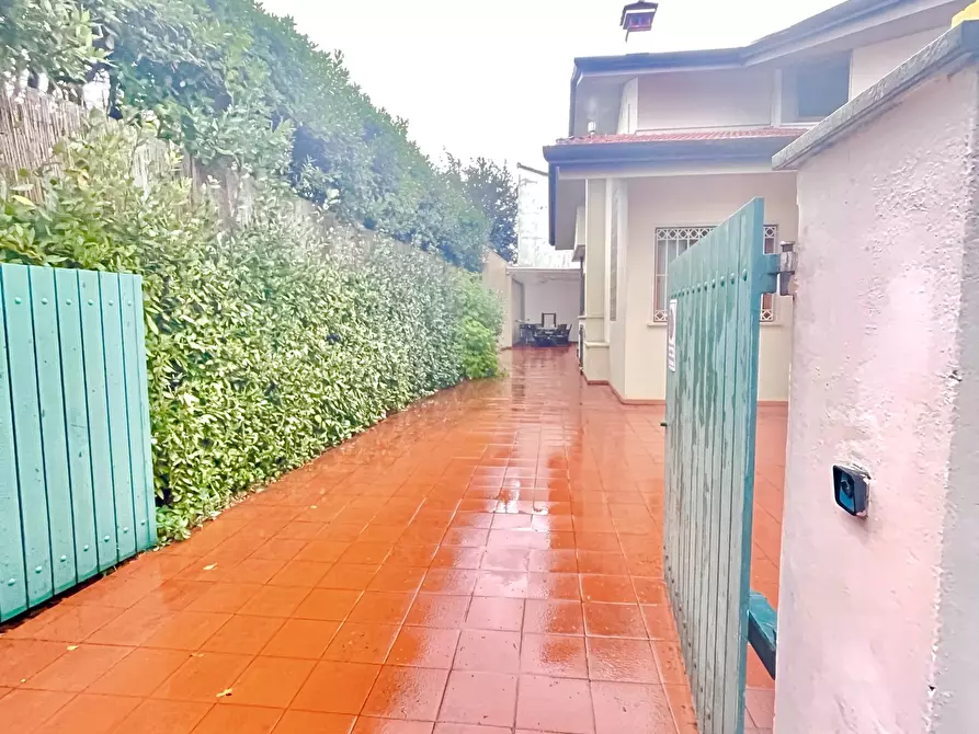 Immagine 2 di Villa in affitto  a Forte Dei Marmi