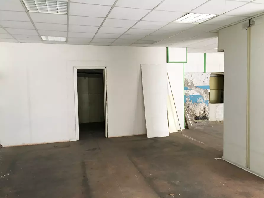 Immagine 3 di Locale commerciale in vendita  in Via della Peschiera a Anagni