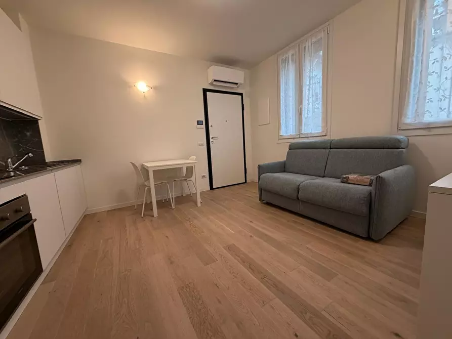 Immagine 1 di Bilocale in affitto  in Viale Mentana 134 a Parma