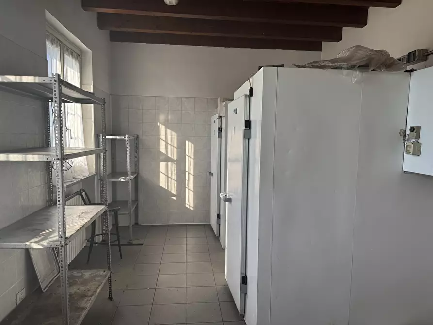 Immagine 11 di Locale commerciale in vendita  in Via Ca' De Mazzoli 6060 a Livraga