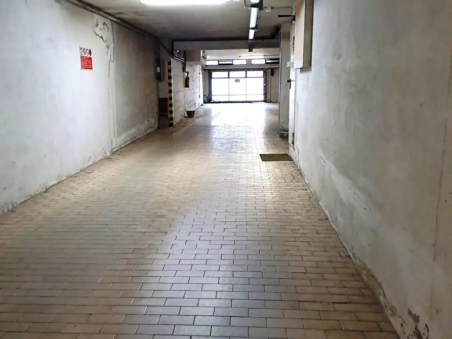 Immagine 5 di Garage in vendita  a Rovigo