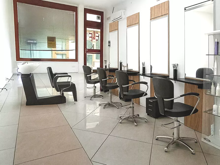 Immagine 7 di Locale commerciale in affitto  a Rovigo