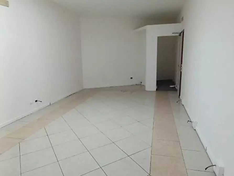 Immagine 2 di Locale commerciale in affitto  a Rovigo