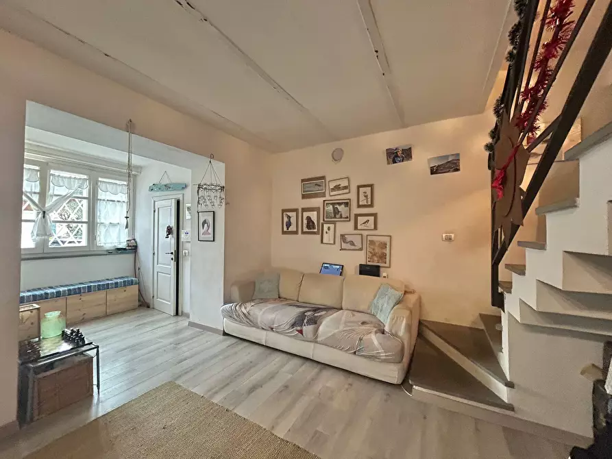 Immagine 2 di Porzione di casa in vendita  a Sarzana