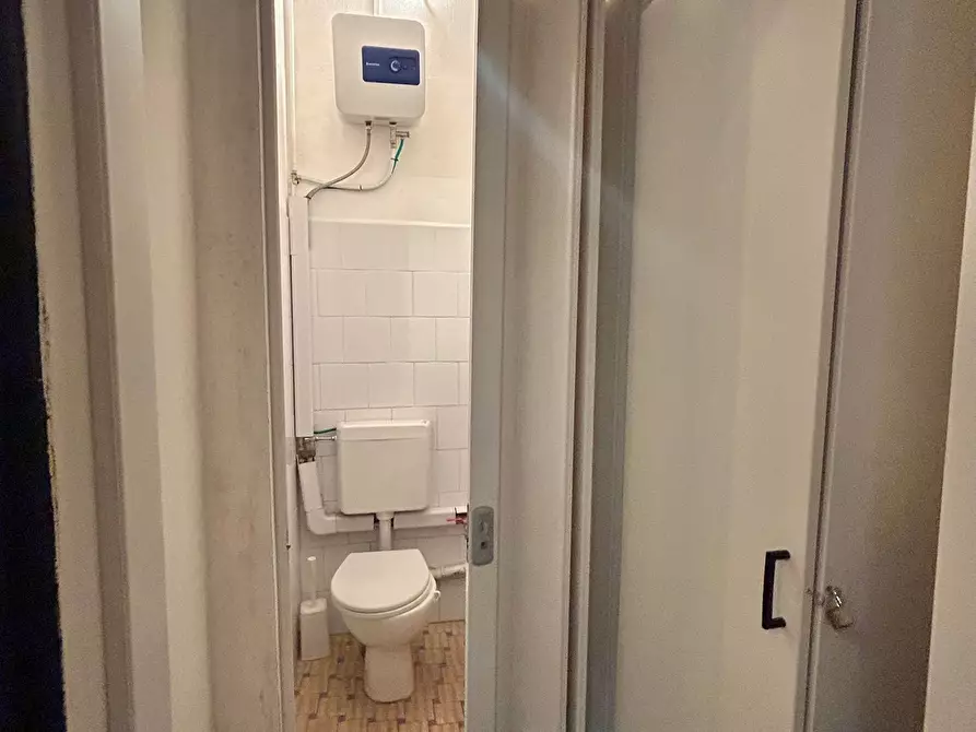 Immagine 9 di Locale commerciale in vendita  a Sarzana