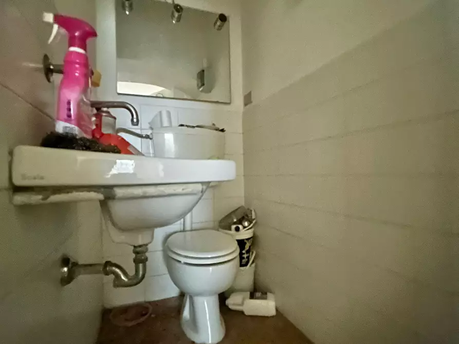 Immagine 4 di Locale commerciale in affitto  a Sarzana