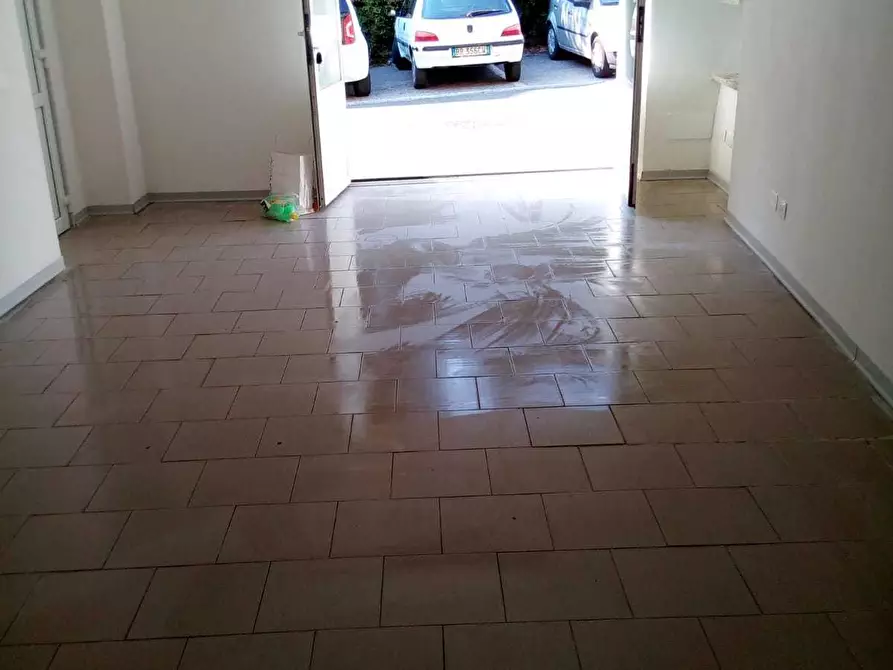 Immagine 3 di Locale commerciale in affitto  a Sarzana