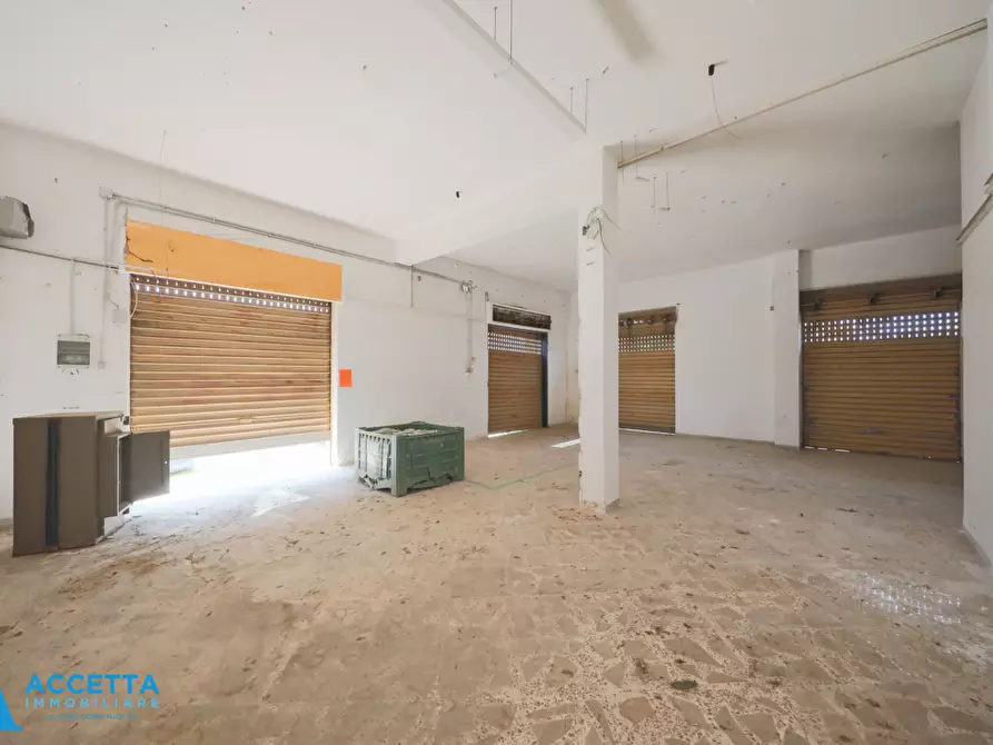 Immagine 8 di Locale commerciale in vendita  in Corso Vittorio Emanuele II 11 a Taranto