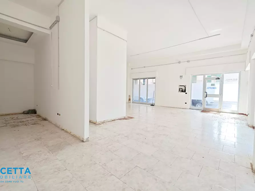 Immagine 2 di Locale commerciale in affitto  in Via Dica di Genova 50 a Taranto